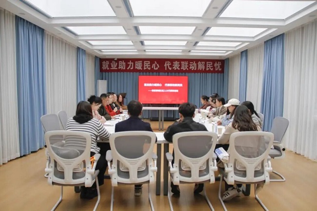 深入一线听民意!成都市人大代表龚晓鸥在火车南站街道开展就业指导专题分享活动 第4张 深入一线听民意!成都市人大代表龚晓鸥在火车南站街道开展就业指导专题分享活动 第4张